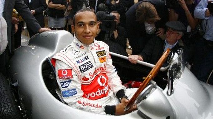 Lewis Hamilton je podle Alaina Prosta hlavním favoritem na zisk světového titulu