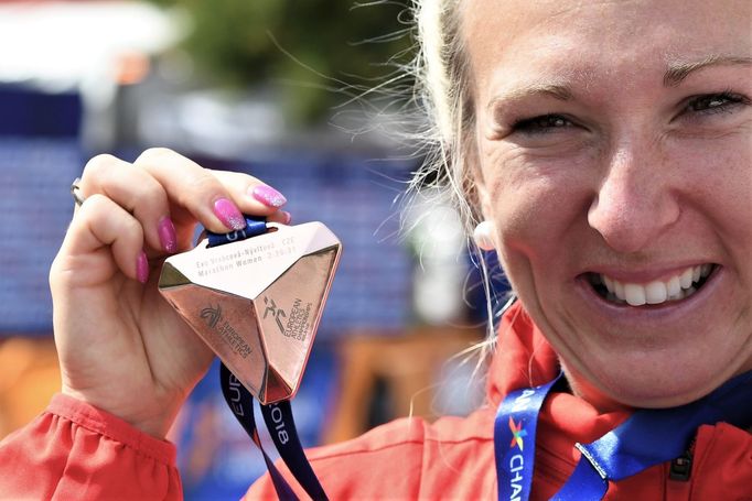 Eva Vrabcová-Nývltová s bronzem z maratonu na ME v atletice v Berlíně 2018.