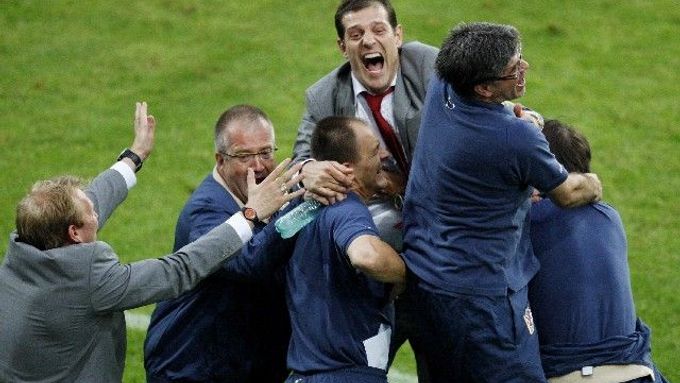 Chorvatský kouč Slaven Bilič (uprostřed) slaví se svým realizačním týmem vítězství nad Německem.