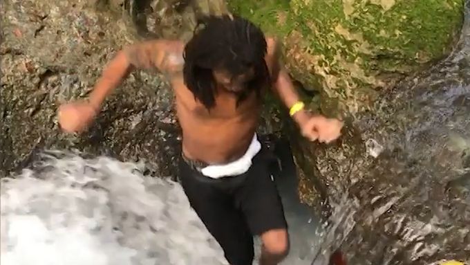 Dva muži na Jamajce skočí do prohlubně vodopádu a zmizí