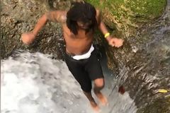 Video, které zamotalo hlavu milionům lidí: Po skoku do vodopádu muži zmizeli