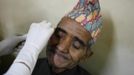 A patient with cataract smiles as a nurse cleans his eye dressings after his cataract surgery at the Tilganga Eye Center in Kathmandu April 27, 2012. About 150,000 of Nepal's 26.6 million people are estimated to be blind in both eyes, most of them with cataracts. Picture taken April 27, 2012. REUTERS/Navesh Chitrakar (NEPAL - Tags: HEALTH SOCIETY POVERTY) Published: Kvě. 2, 2012, 5:24 dop.