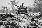 Britové - podobně jako analytici z amerického Institutu pro studium války - míní, že pohyb v terénu se "téměř jistě" v průběhu ledna a února zlepší, jakmile zamrzne půda. Snímek zachycuje ukrajinskou 128. samostatnou horskou útočnou brigádu během tankového cvičení v Záporožské oblasti.