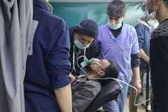 Experti na chemické zbraně vyšetřují útok v syrské Dúmě, na místě už odebrali vzorky