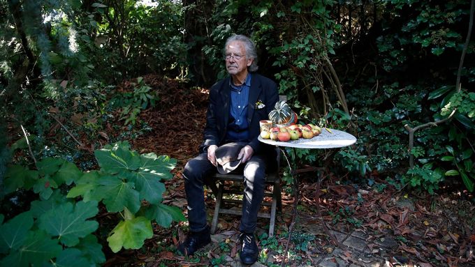 Peter Handke na zahradě svého domu v Chaville nedaleko Paříže.