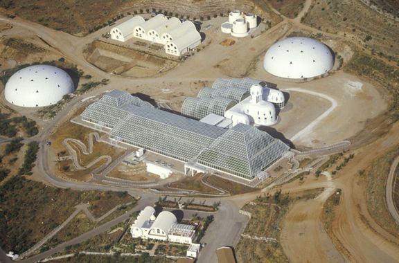 V 80. letech společnost koupila pozemek v arizonské poušti a krok po kroku začala se stavbou obřího skleníku, který měla simulovat podmínky na planetě Zemi.
