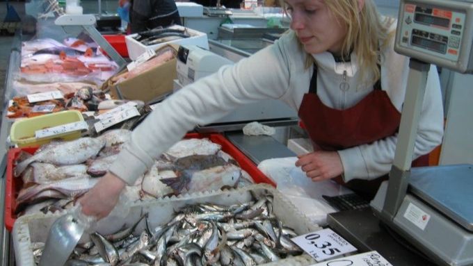 Obrazem: Lotyši chudnou, rybí trh v Rize jim ale dává naději
