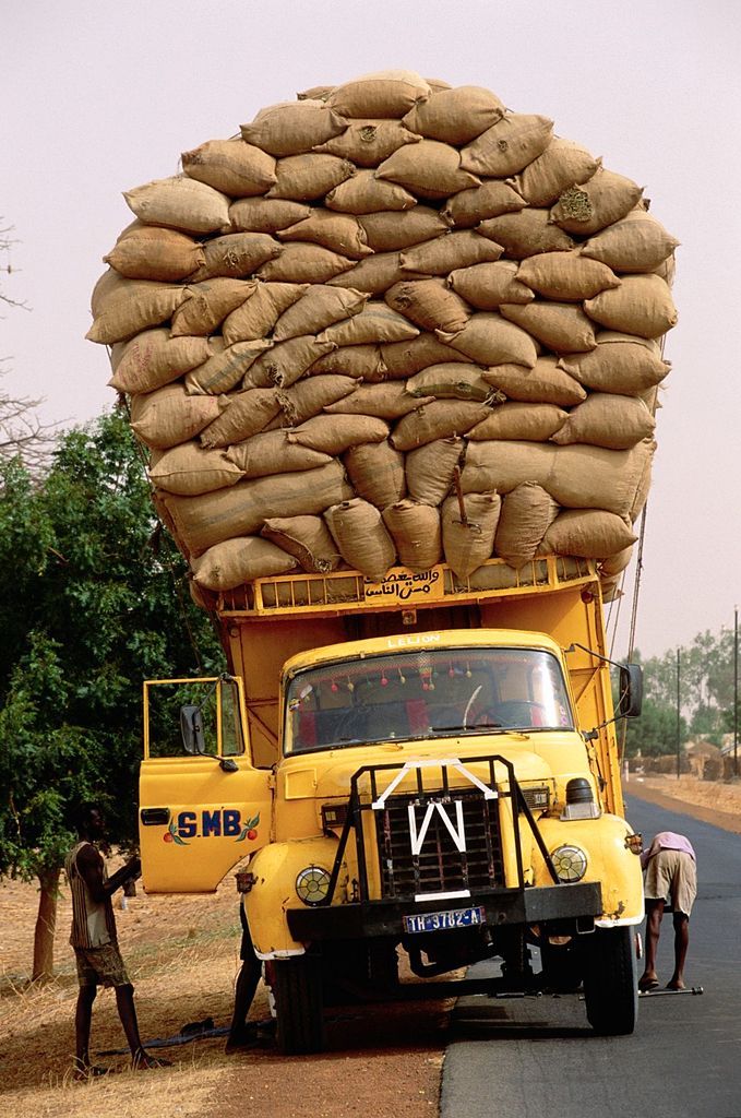 Ne pro články! Fotogalerie: Přetížení navzdory. Tak se v dopravě riskuje s nadměrným nákladem. / Senegal