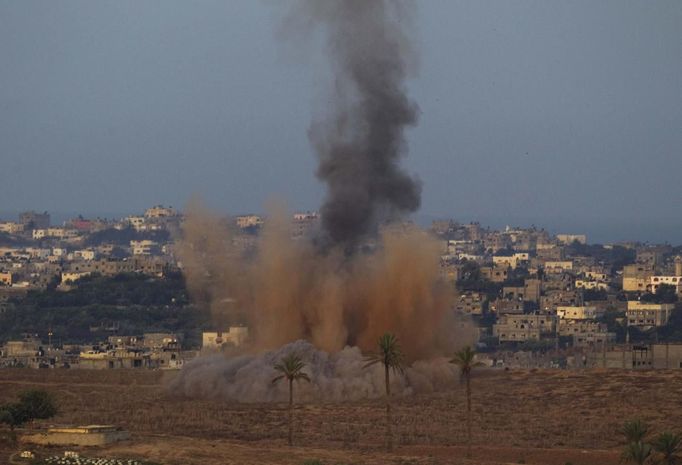 Smoke rises after an Israeli strike in the northern Gaza Strip November 16, 2012. Israel has started drafting 16,000 reserve troops, the military said on Friday, in a sign that violence could escalate further with Palestinian militants in the Gaza Strip. REUTERS/Ronen Zvulun (ISRAEL - Tags: POLITICS CIVIL UNREST MILITARY) Published: Lis. 16, 2012, 8:04 dop.