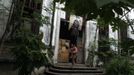 A native Indian woman holding her child walks along the Brazilian Indian Museum in Rio de Janeiro, March 19, 2013. A native Indian community of around 30 individuals who have been living in the abandoned Indian Museum since 2006, were summoned to leave the museum in 72 hours by court officials since last Friday, local media reported. The group is fighting against the destruction of the museum, which is next to the Maracana Stadium. REUTERS/Pilar Olivares (BRAZIL - Tags: POLITICS CIVIL UNREST SOCIETY) Published: Bře. 19, 2013, 4:39 odp.