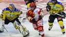 Útočník Radek Duda (#69, HC Slavia Praha) si neohroženě bruslil mezi obranci Ústeckých lvů.