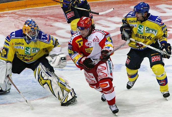 Útočník Radek Duda (#69, HC Slavia Praha) si neohroženě bruslil mezi obranci Ústeckých lvů.