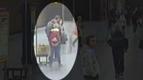 Útočník v metru přiložil ženě na krk rozbitou láhev a chtěl kabelku
