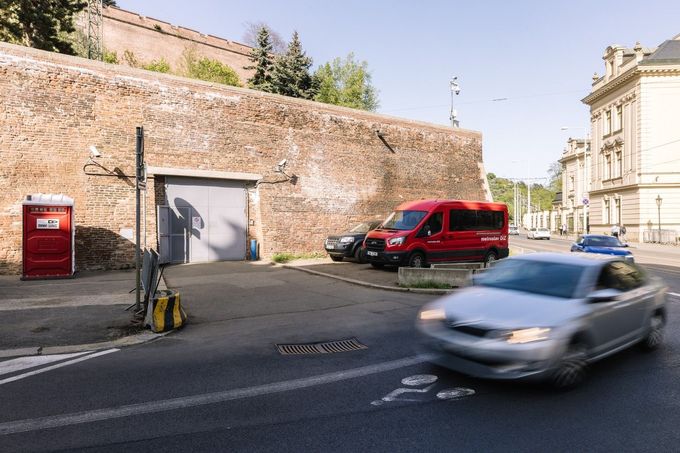 Vstup do objektu K-111, utajovaného vládního krytu na pražském Klárově, v ulici U Bruských kasáren, vyfotografovaný 11. dubna 2024.