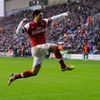 Fotbalista Arsenalu Mikel Arteta slaví branku do sítě Wiganu