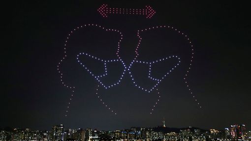 Vzkaz v podání dronů nad řekou Han v jihokorejském Soulu. K vidění jich bylo více.
