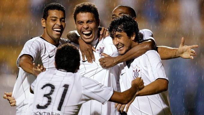 Ronaldo slaví svou branku v dresu Corinthians