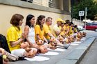 Obrazem: Pandy i obraz mučení. Před čínskou ambasádou protestovali vyznavači učení Falun Gong