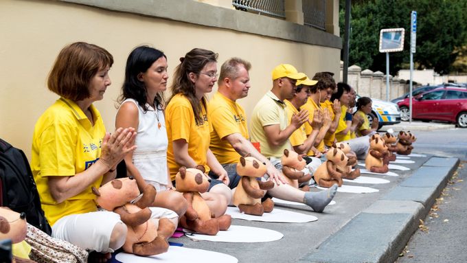 Obrazem: Pandy i obraz mučení. Před čínskou ambasádou protestovali vyznavači učení Falun Gong