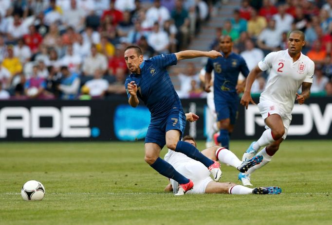 Glen Johnson sleduje unikajícího Francka Ribéryho s míčem během utkání Francie - Anglie v základní skupině D na Euru 2012.