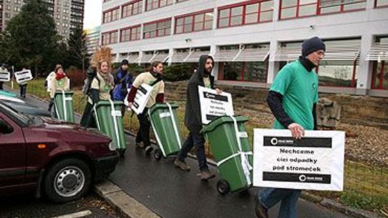 Hnutí Duha zabalilo popelnice pod stromeček