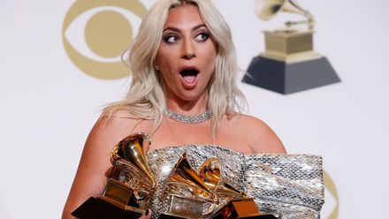 Grammy: Lady Gaga má tři sošky, Lamar proměnil jednu nominaci, objev roku je Dua Lipa
