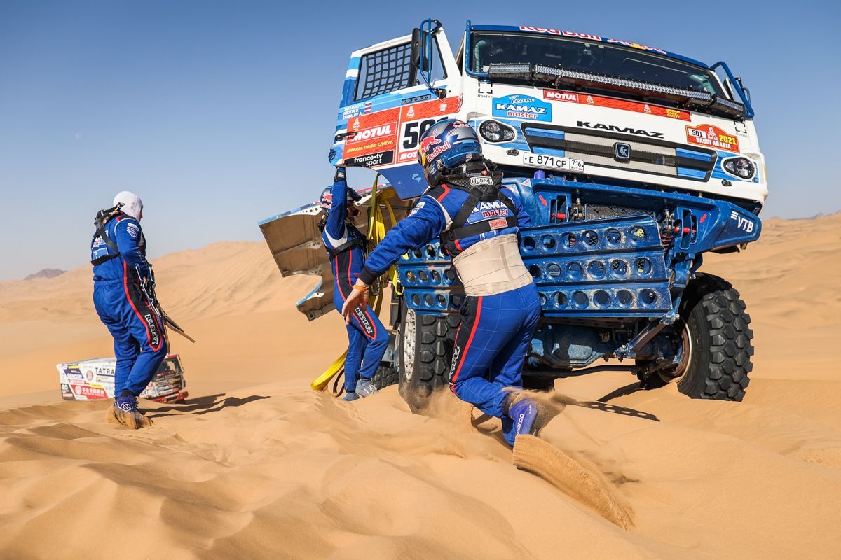 Anton Šibalov vytahuje svůj Kamaz z písku v 2. etapě Rallye Dakar 2021