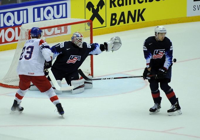 Charlie McAvoy tečuje puk před svojí brankou.