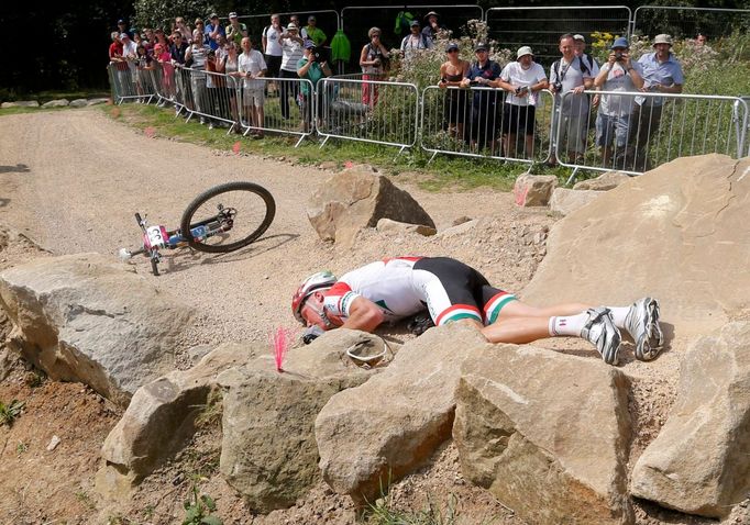 Pád při závodě cross country horských kol na olympiádě v Londýně.