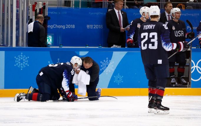 Zraněný Ryan Donato v zápase Slovensko - USA na ZOH 2018