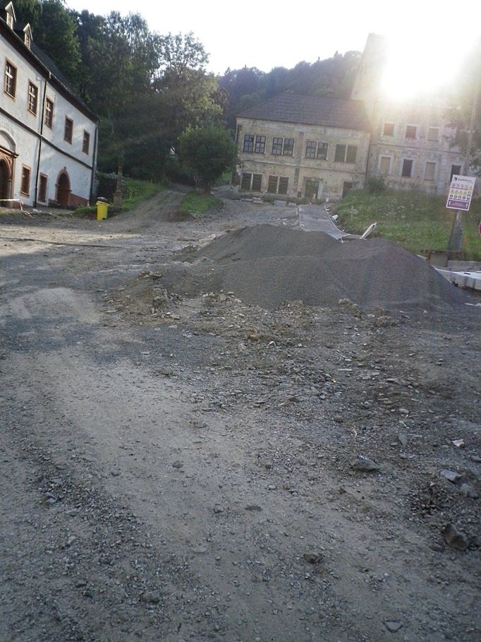 Centrální náměstí Republiky v Jáchymově. Náměstí, na němž sídlí historická budova radnice (kdysi Šlikův dům) a muzeum (někdejší slavná královská mincovna).