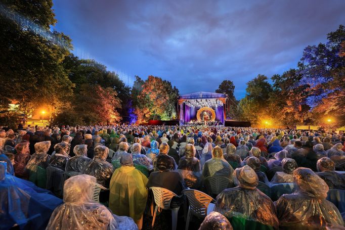 Snímek z vystoupení Plácida Dominga na krumlovském festivalu.