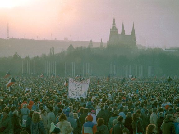 Režim se hroutil i díky masové demonstraci na Letné, kulisy Hradčan byly v tu chvíli symbolické.