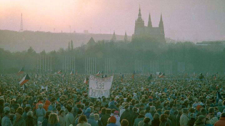 Obrazem: Havel s Dubčekem i prognostik Zeman. Jak to vypadalo na Letné v roce 1989