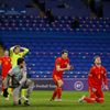 Daniel James dává gól v utkání kvalifikace MS 2022 Wales - Česko