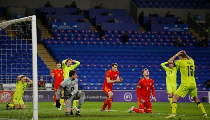 Daniel James dává gól v utkání kvalifikace MS 2022 Wales - Česko