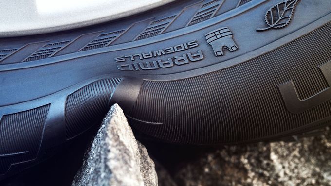 Nokian představuje pneumatiku s aramidovými bočnicemi, která má vydržet i přejezdy přes obrubníky nebo ostré kameny.