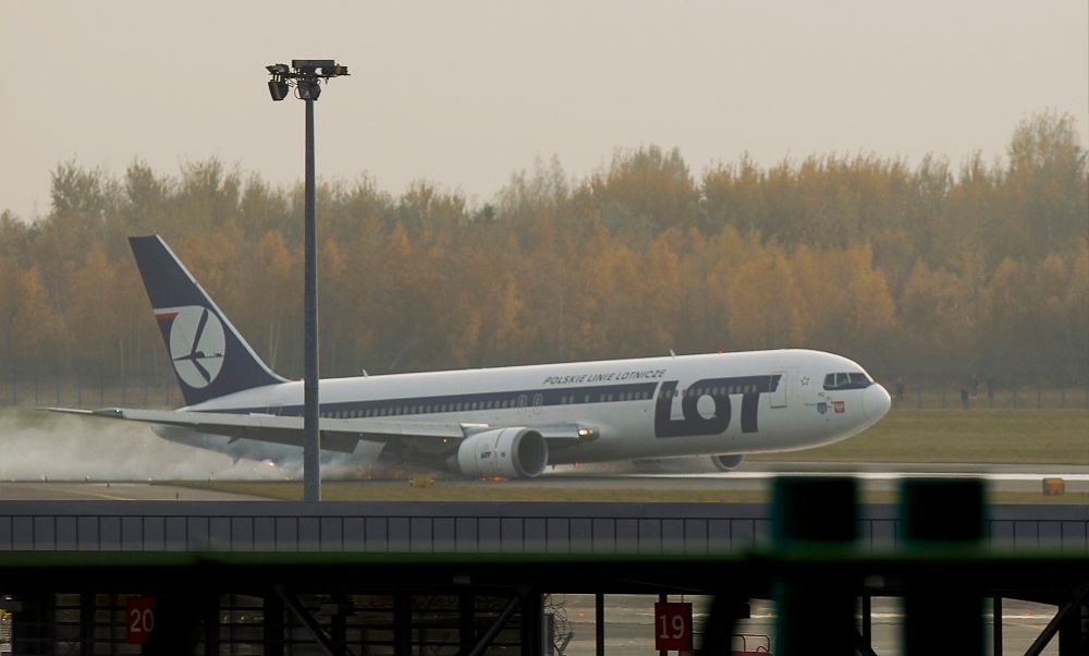 Boeing 767 přistává bez podvozku