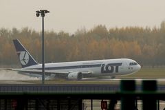 Boeing přistál ve Varšavě bez podvozku. Všichni přežili