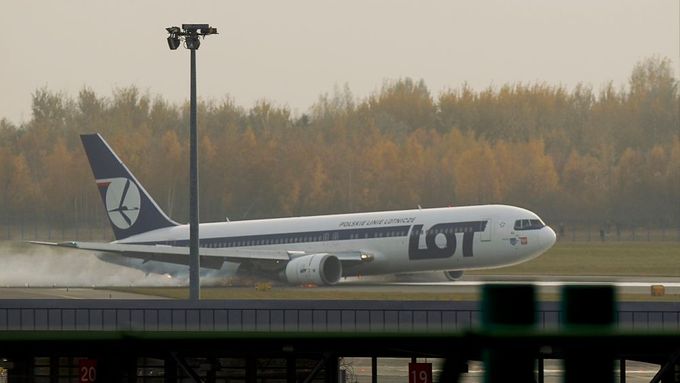 Polský Boeing 767 přistál bez podvozku