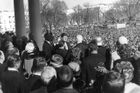 "Neptejte se, co může vaše země udělat pro vás, ptejte se, co můžete vy udělat pro vaši zemi," takto zahajoval  John Kennedy svůj prezidentský mandát. Snímek z prezidentské inaugurace 20. ledna 1961.