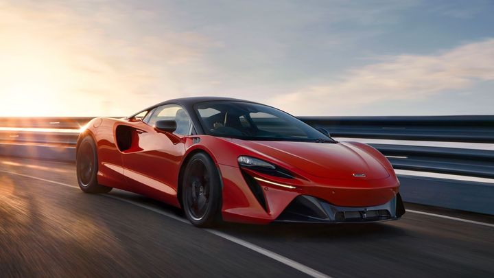 Supersportů do zásuvky přibývá. Díky elektrifikaci mají emise jako auta do města