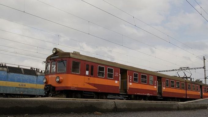 Červený motorák Polských drah za chvíli odjede z Petrovic u Karviné. Úplně prázdný.