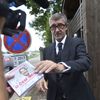 Andrej Babiš před svatbou na Čapím hnízdě nabízí novinářům knihu