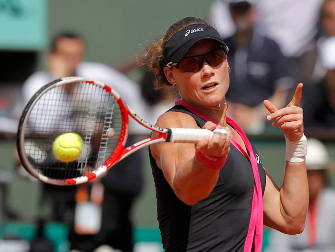 Australská tenistka Samantha Stosurová vrací míček Italce Saře Erraniové během semifinále French Open 2012.