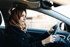 Íránský režim přitvrzuje v kontrole žen, řidičkám bez šátku hrozí zabavení auta