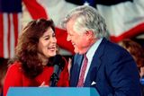 Edward Kennedy zvaný "Ted" nebo také "Teddy" se svou manželkou Victorií poté, co byl znovuzvolen v roce 1994 do senátu.