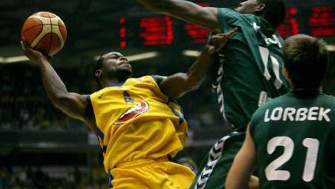 Bynum Willian z Maccabi Tel Aviv v prvním kole basketbalové Euroligy proti Pietrusi Florentovi (uprostřed) a Lorbeku Erazemovi z Malagy.