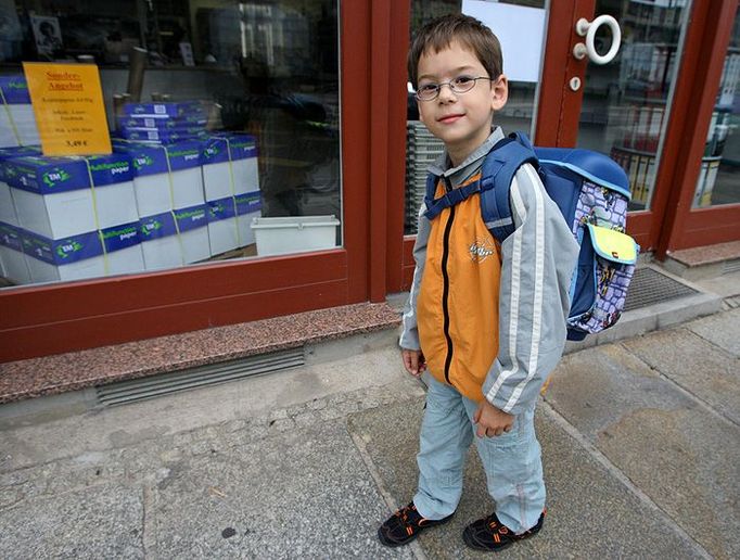 Prázdniny končí a zatímco velcí školáci většinou smutní, budoucí prvňáčky je možné již potkat ve městě se zbrusu novou školní taškou. Také malý Lukas už se těší do školy.