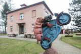 Socha kocoura Mikeše s pašíkem na motorce se nachází před Památníkem Josefa Lady a jeho dcery Aleny v Hrusicích.